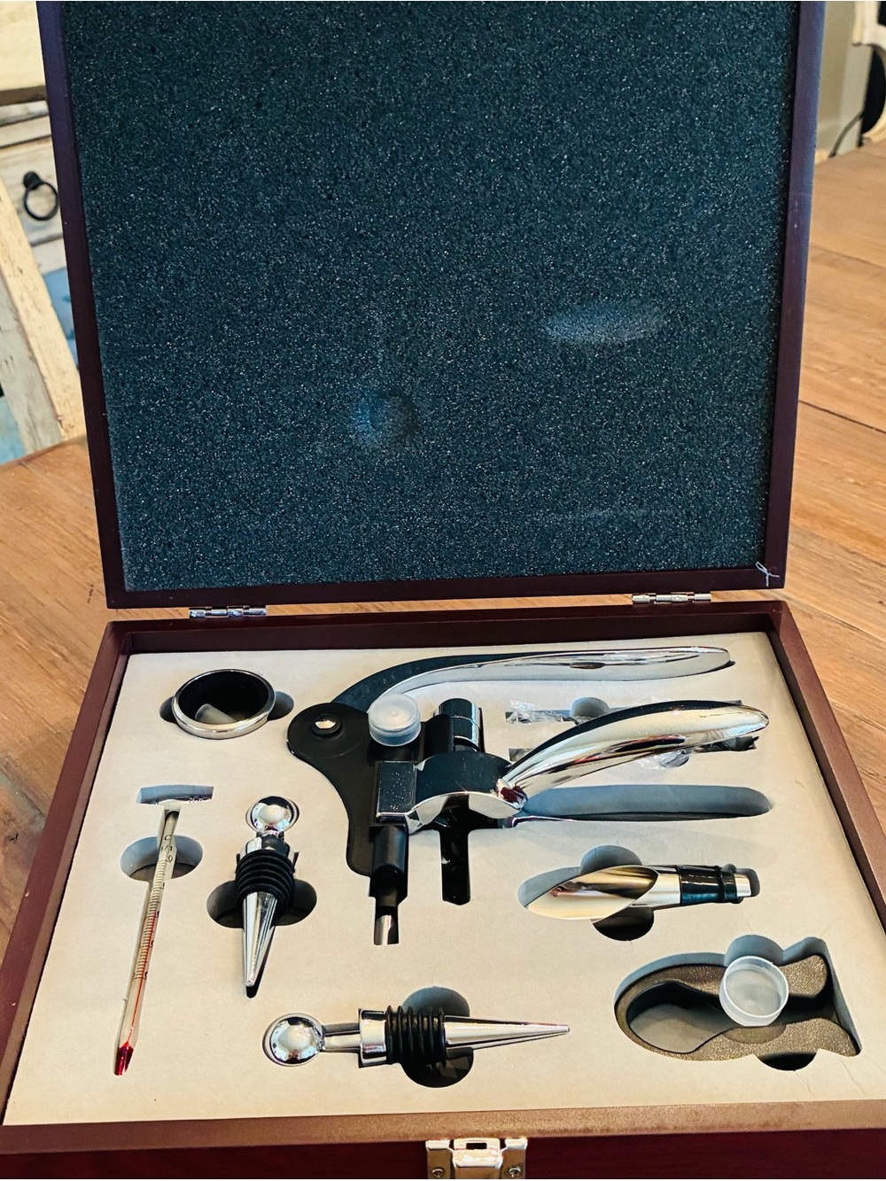 Never used 9 pc wine tools set in Mahogany box. Great gift